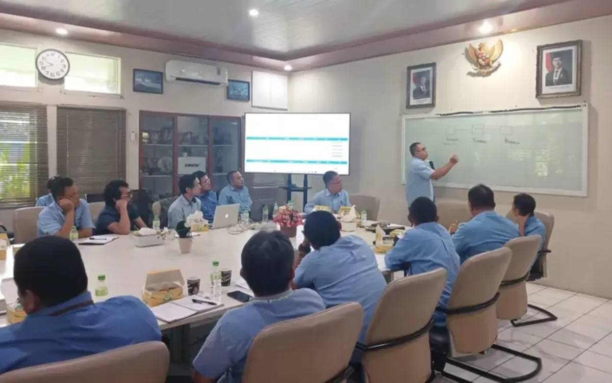 Direktur Utama Perumda TRS Subang, Lukman Nurhakim, saat memimpin rapat kinerja bersama jajaran manajemen guna memperkuat tata kelola dan meningkatkan pelayanan perusahaan (Dok. Istimewa)