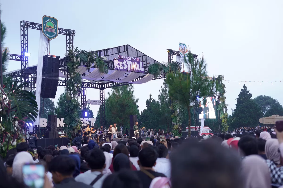 Ribuan pengunjung memadati gelaran Subang Fest Vol.12 di Sari Ater Campervan Park, Ciater, Kabupaten Subang. Festival ini menjadi ajang hiburan sekaligus mendorong pertumbuhan ekonomi kreatif dan promosi pariwisata di wilayah selatan Subang, Sabtu 27 Juni 2026