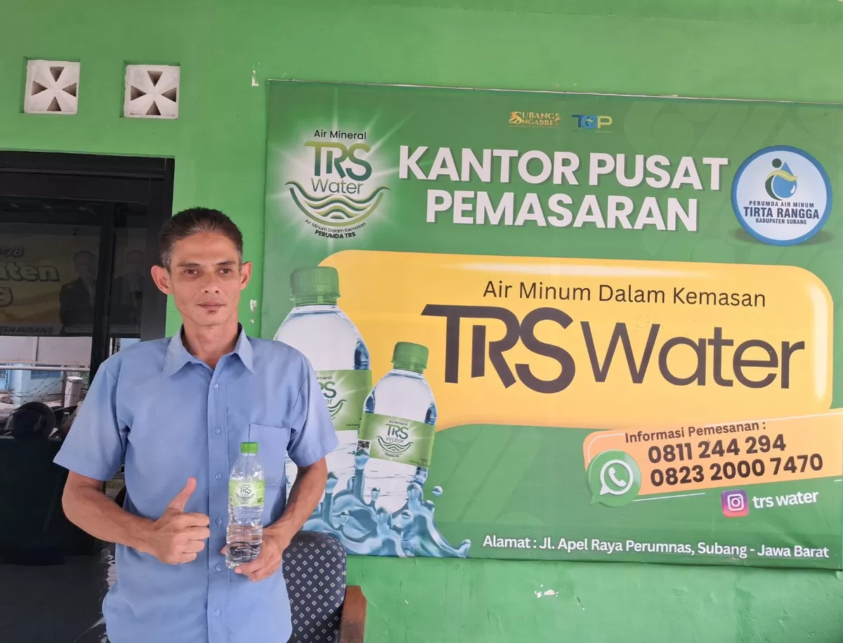 Asisten Manager Produksi dan Pemasaran Perumda Tirta Rangga Subang, Farid Rahadian, menunjukkan produk TRS Water di Kantor Pusat Pemasaran TRS Water, Subang, Jawa Barat