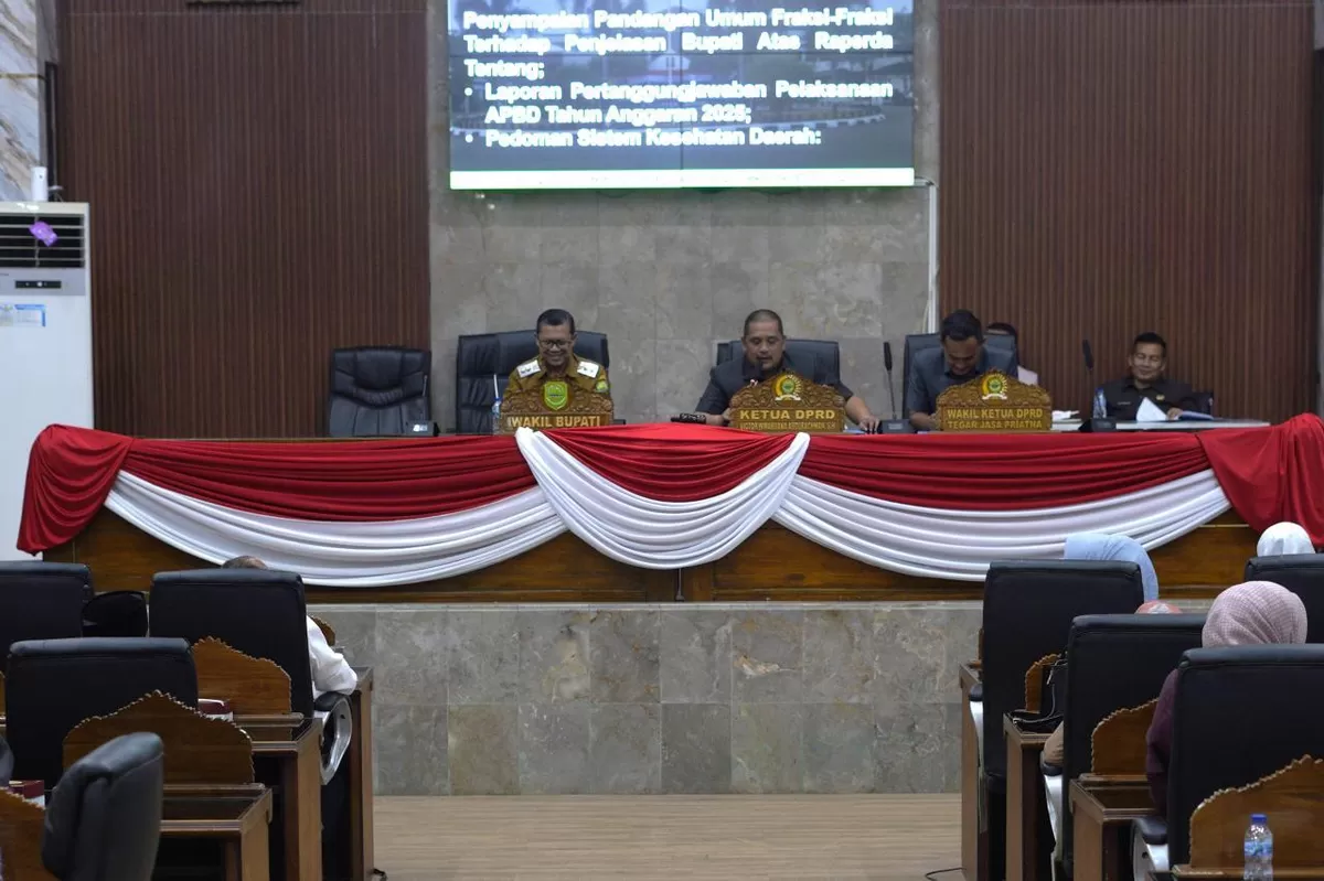 Ketua DPRD Kabupaten Subang Victor Wirabuana Abdurrachman (kedua dari kanan) bersama Wakil Bupati Subang Agus Masykur Rosyadi (kanan) dan jajaran pimpinan DPRD saat Rapat Paripurna di DPRD Kabupaten Subang, Senin 29 Juni 2026