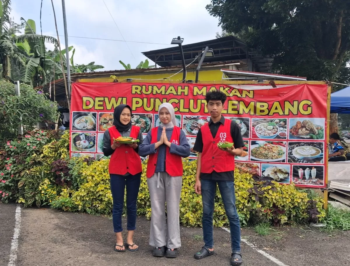 Euis Kurniasari (tengah), waiters Rumah Makan Dewi Punclut Lembang cabang Ciater, bersama rekan kerjanya, Senin 29 Juni 2026