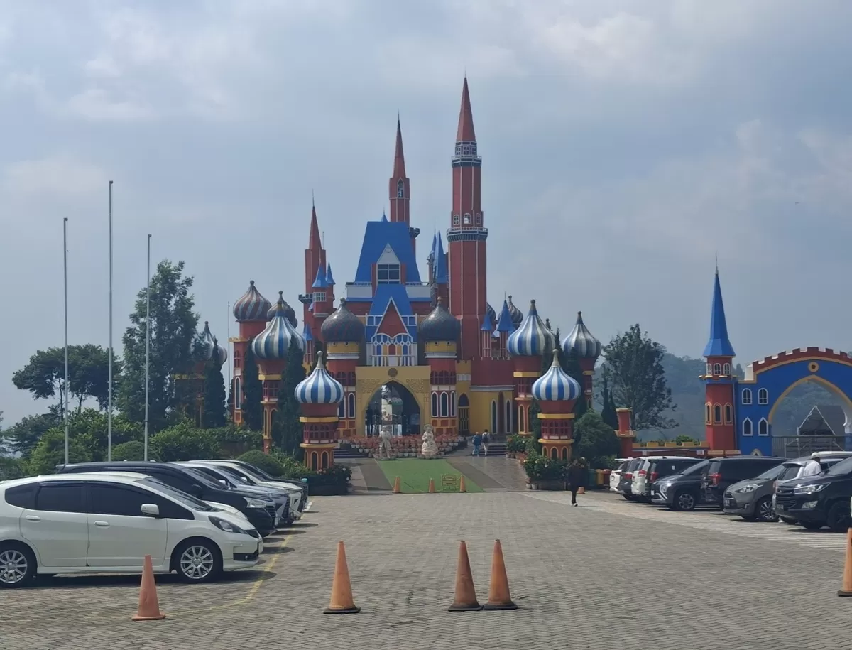 Megah dan penuh warna, ikon Flora Wisata DCastello di kawasan Ciater, Kabupaten Subang, menjadi daya tarik utama wisatawan saat libur sekolah, dengan arsitektur unik bergaya kastil Eropa dan Timur Tengah yang cocok untuk spot foto keluarga