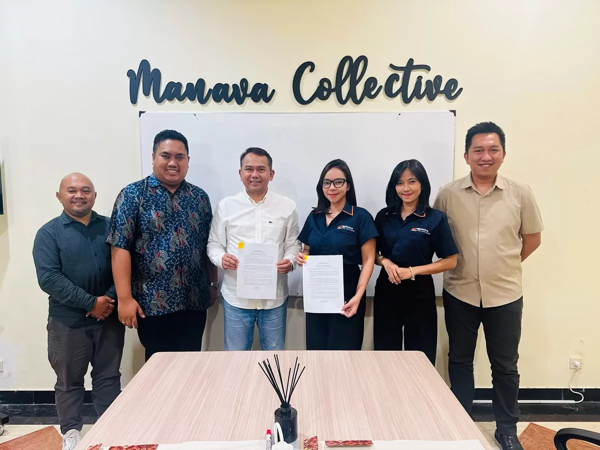 CEO PT Promedia Teknologi Indonesia Agus Sulistriyono (ketiga dari kiri) dan CEO Manava Collective sekaligus Ketua YPKI Marisa Thara Wardhani (keempat dari kiri) usai penandatanganan MoU di Jakarta Selatan, Senin 29 Juni 2026 (Dok. Promedia)