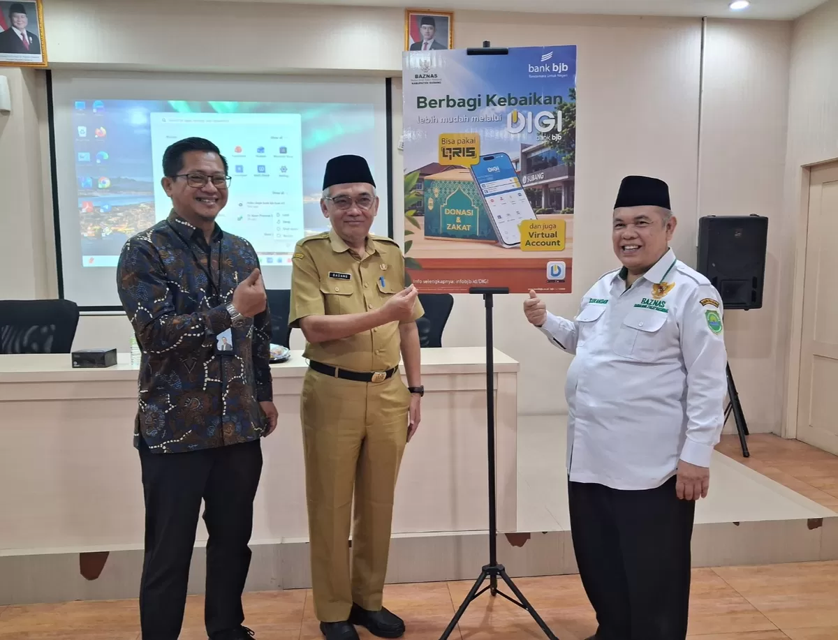 Ketua Baznas Subang Dr. Ahmad Sukandar (kanan), Asda III Dadang Kurniawan (tengah), dan Kepala Bank BJB Subang Topan Nurahman (kiri) saat peluncuran pembayaran ZIS via Digi BJB, Selasa 30 Juni 2026