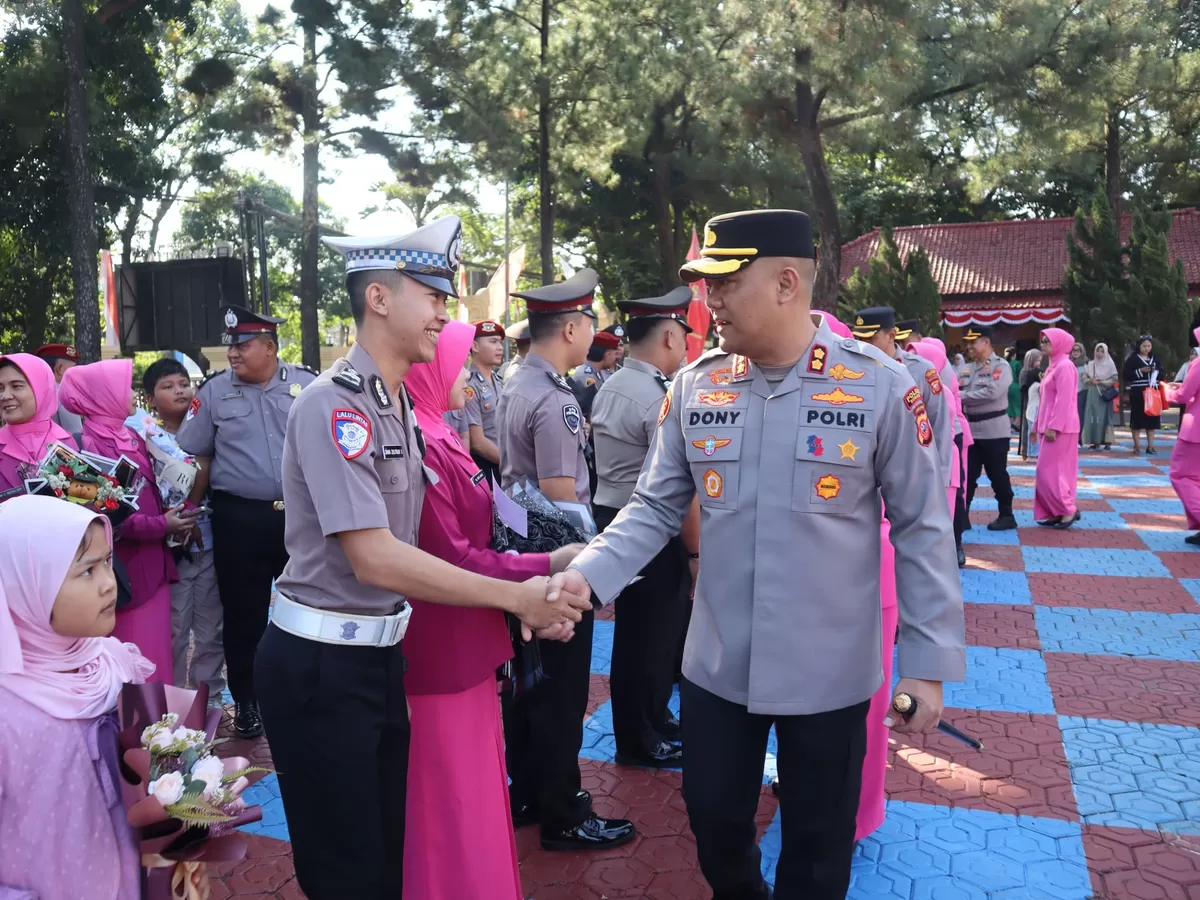 Kapolres Subang AKBP Dony Eko Wicaksono (kanan) menyalami salah satu personel yang naik pangkat usai Upacara Kenaikan Pangkat TMT 1 Juli 2026 di Mako Polres Subang, Selasa 30 Juni 2026 (Dok. Istimewa)
