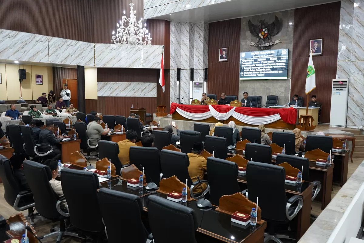 Rapat Paripurna DPRD Kabupaten Subang dipimpin Ketua DPRD Kabupaten Subang Victor Wirabuana Abdurachman (kedua dari kiri) beserta jajaran dan Wakil Bupati Subang Agus Masykur Rosyadi (pertama dari kiri) membahas agenda strategis pembangunan daerah, Selasa 30 Juni 2026 (Dok. Istimewa)
