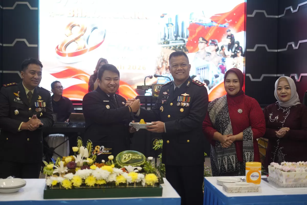 Bupati Subang Reynaldy Putra Andita (Kang Rey) bersama Kapolres Subang AKBP Dony Eko Wicaksono saat prosesi pemotongan tumpeng dalam syukuran Hari Bhayangkara ke-80 di Polres Subang, Rabu 1 Juli 2026 (Dok. Istimewa)