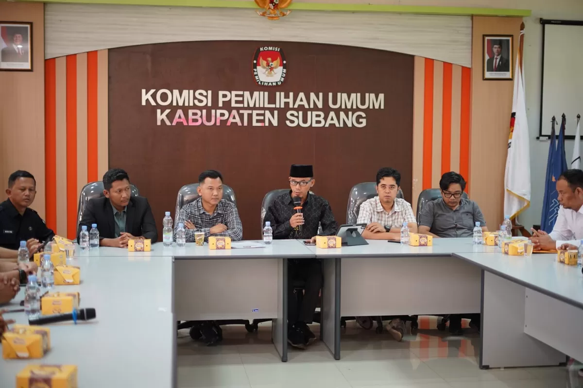Ketua KPU Kabupaten Subang, Abdul Muhyi (keempat dari kiri), memimpin rapat pleno pemutakhiran data pemilih berkelanjutan triwulan II tahun 2026 di Kantor KPU Subang, Jawa Barat, yang merampungkan pembaruan data pemilih menjadi 1,24 juta orang, Rabu, 1 Juli 2026