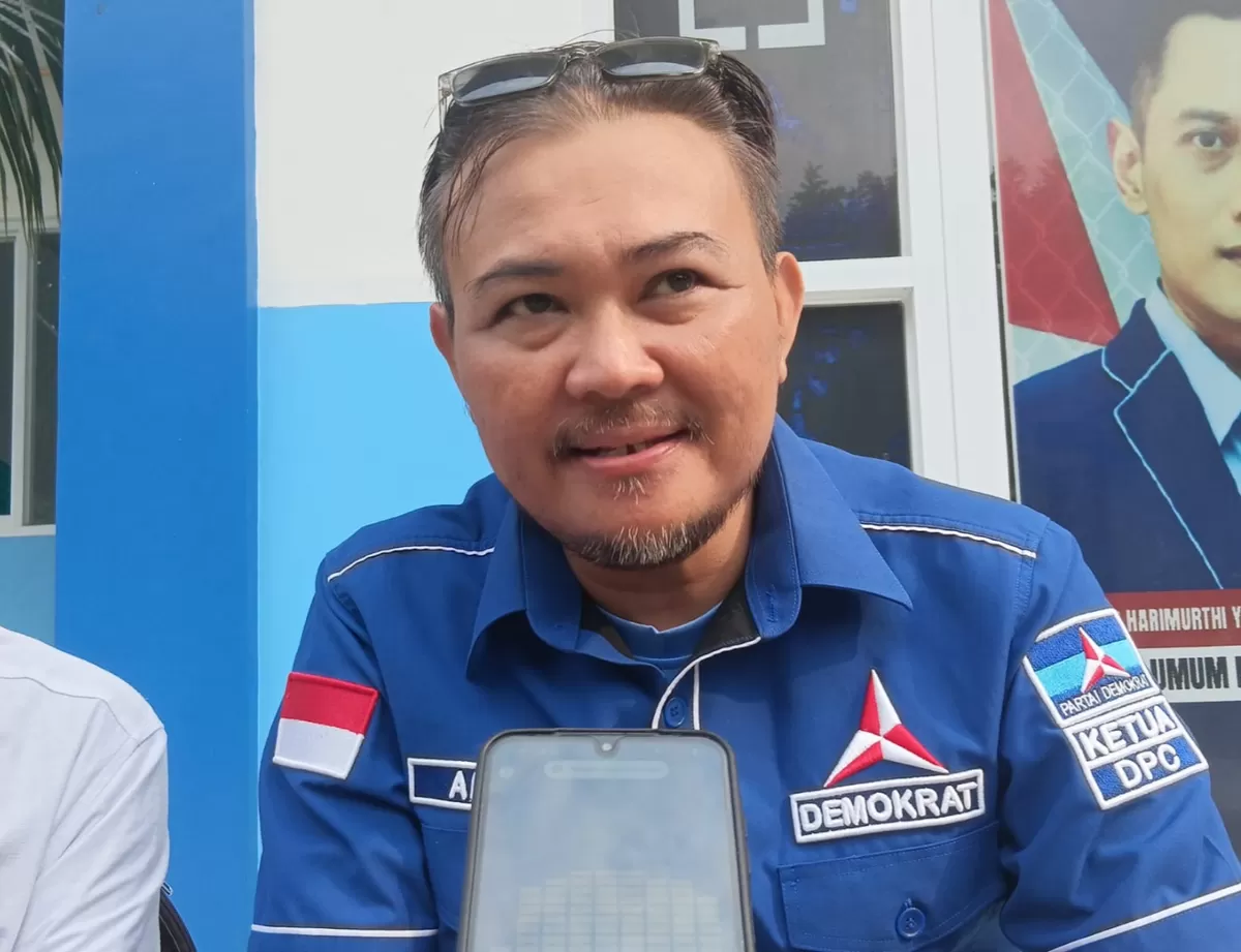 Ketua DPC Partai Demokrat Kabupaten Subang, Arif Hegar Setiawan, saat memberikan keterangan kepada awak media terkait pentingnya pendidikan politik bagi perempuan, di Subang