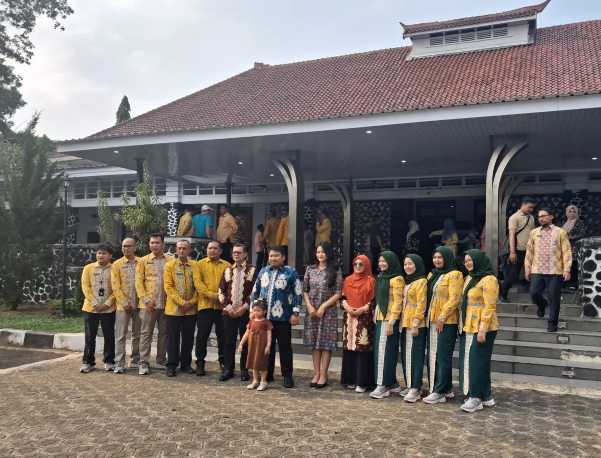 Bupati Subang Reynaldy Putra Andita Budi Raemi (Kang Rey) dan keluarga bersama Wakil Bupati Subang Agus Masykur Rosyadi usai pelantikan dan pengukuhan 18 PNS di lingkungan Pemkab Subang, Jumat 3 Juli 2026