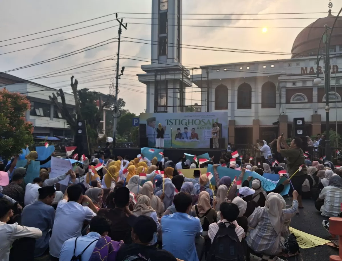 Ratusan warga Aliansi Penggerak Ekonomi Rakyat (APER) Subang menggelar istigosah untuk mendukung keberlanjutan program MBG di depan Masjid Agung Al-Musabaqoh, Jumat 3 Juli 2026