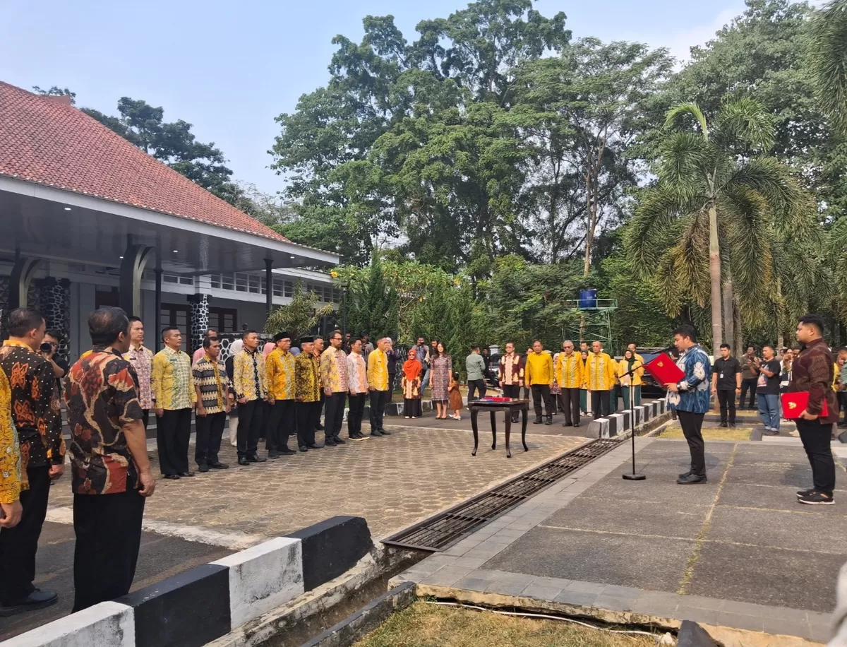Bupati Subang Reynaldy Putra Andita Budi Raemi memimpin langsung prosesi pelantikan dan pengukuhan 18 pejabat PNS di lingkungan Pemkab Subang sebagai bagian dari penataan organisasi dan penguatan kinerja birokrasi daerah, Jumat 3 Juli 2026