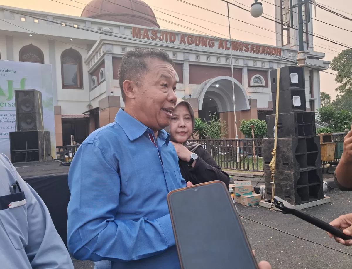 Tokoh masyarakat Kabupaten Subang, Bambang Herdadi, memberikan keterangan kepada awak media usai menghadiri kegiatan istighosah dan doa bersama di halaman Masjid Agung Al Musabaqoh, Subang, Jumat 3 Juli 2026