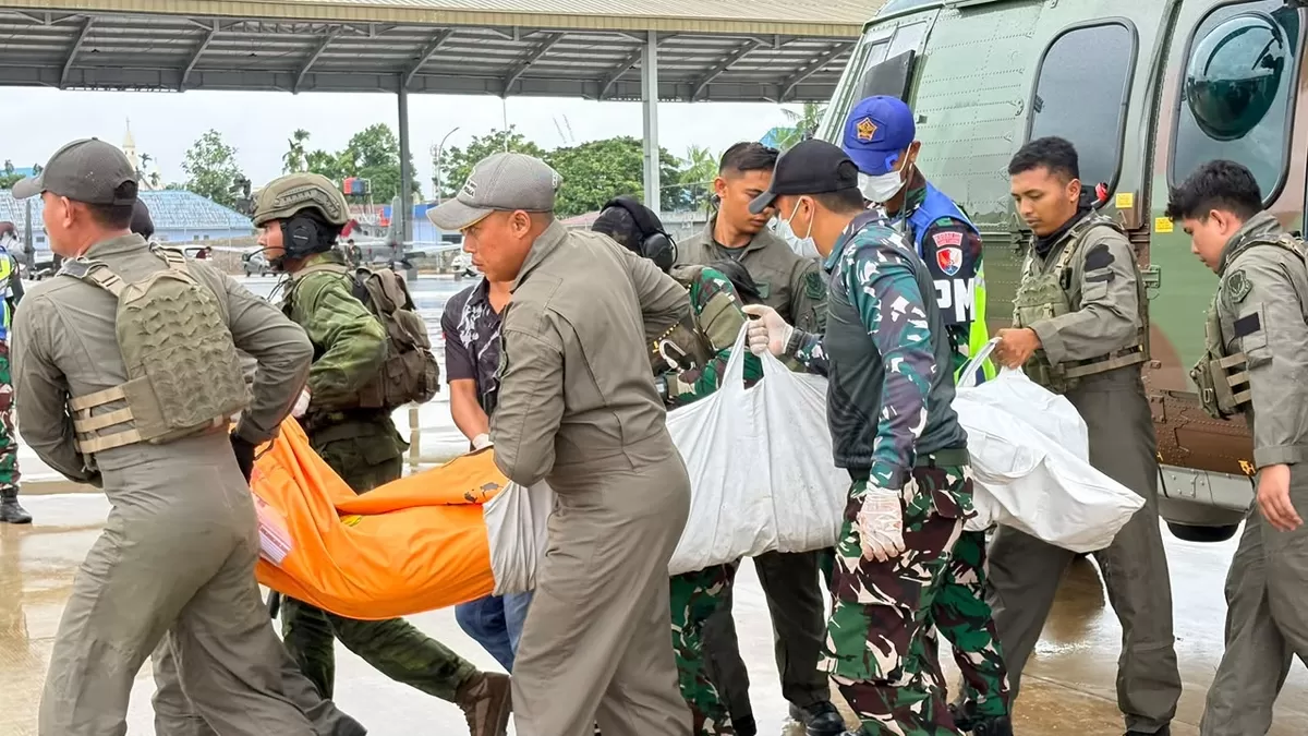 Evakuasi jenazah pilot AMA Air oleh aparat gabungan TNI-Polri setibanya di Timika, Papua, usai insiden pembakaran pesawat oleh kelompok bersenjata di Yahukimo, Jumat 3 Juli 2026 (Dok. Istimewa)
