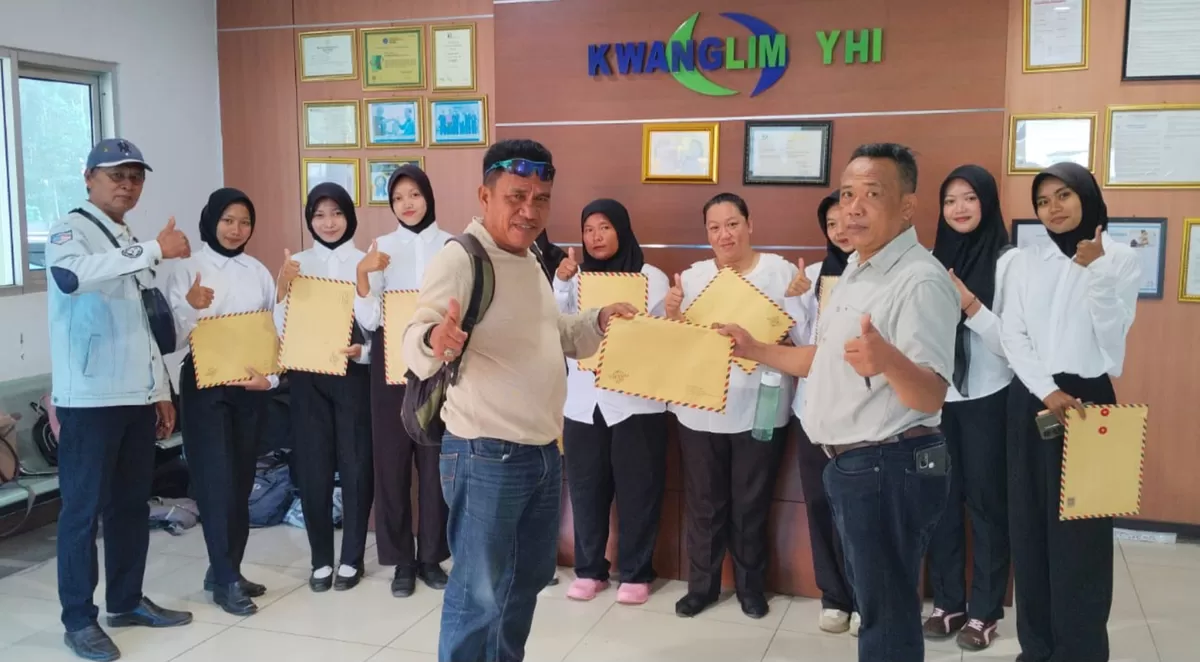 Sebanyak 14 peserta LPK Balkondes Lembur Cigarukgak resmi disalurkan bekerja di PT Kwanglim YH Indah sebagai bukti nyata pelatihan gratis langsung kerja bagi masyarakat, Senin 6 Juli 2026 (Dok. LPK)