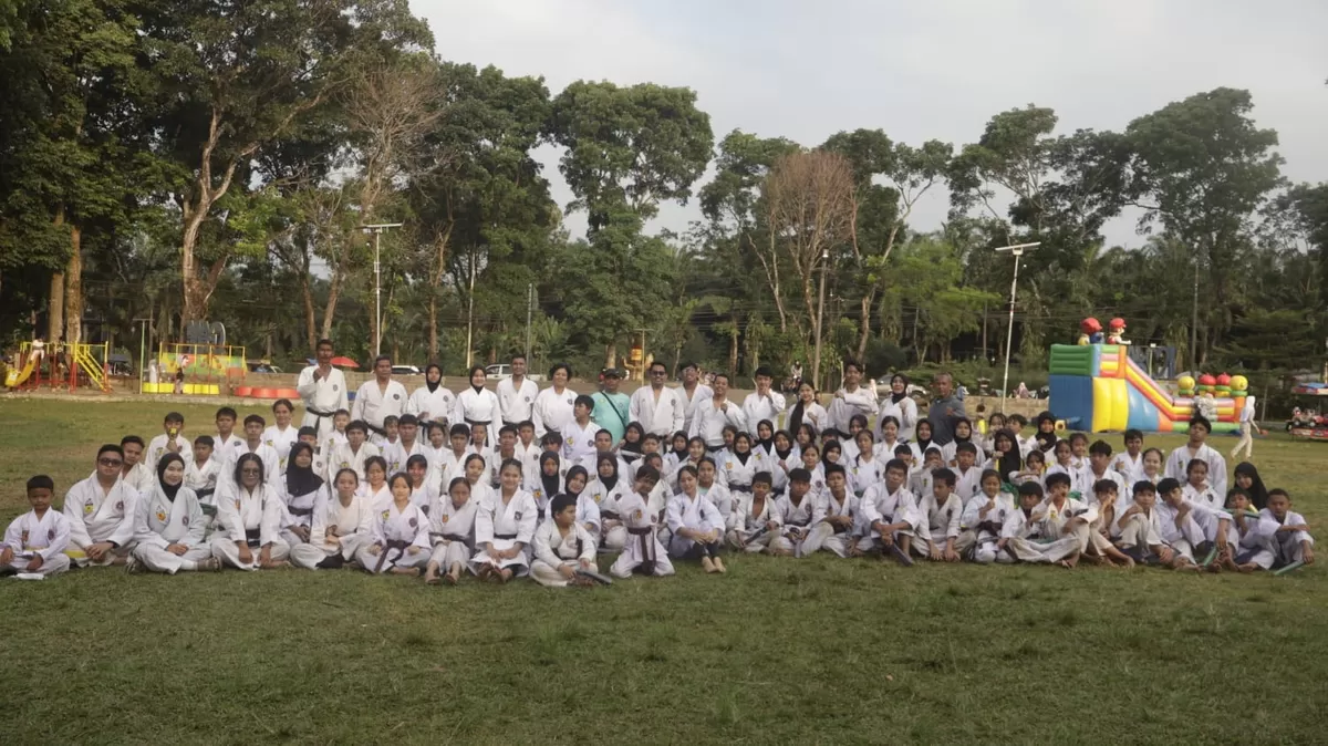Ratusan karateka Inkanas Subang mengikuti prosesi penyematan sabuk sebagai tanda kelulusan ujian kenaikan tingkat di Alun-alun Jalancagak, Minggu 5 Juli 2026