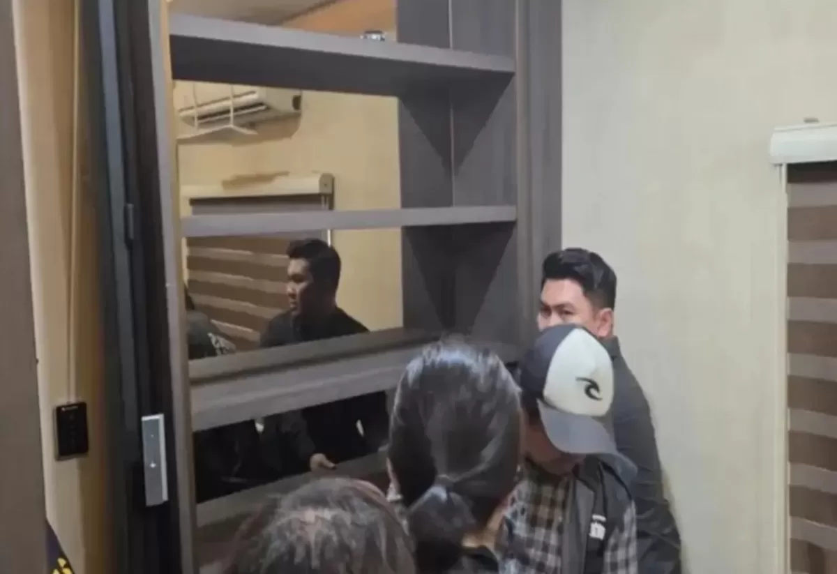 Tim Kortas Tipidkor Polri menemukan pintu tersembunyi di salah satu ruangan saat penggeledahan, yang diduga menyimpan brankas berisi barang bukti penting (Tangkap layar IG Konteks.co.id)