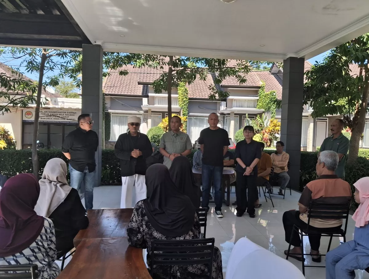 Kepala BNPT Komjen Pol. Eddy Hartono (tengah), Ketua Pembina Forum Bumdes Jawa Barat Urip Soeprianto atau Bos Urip (kedua dari kanan), serta Ketua Pelaksana Kemah Bela Negara Ki Maher (keempat dari kanan) saat penyerahan simbolis bantuan sembako di Garut, Kamis 9 Juli 2026