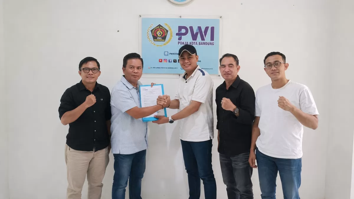 Ketua SMSI Jawa Barat H. Hardiyansyah didampingi Sekretaris Ahmad Syukri menyerahkan Surat Keputusan (SK) kepada pengurus SMSI Kabupaten Subang yang terdiri dari Ketua Galih Andika, Sekretaris Yusup Suparman, dan Bendahara Budiana Yusuf di Sekretariat SMSI Jabar, Bandung, Kamis 9 Juli 2026 (Dok. SMSI Jawa Barat)
