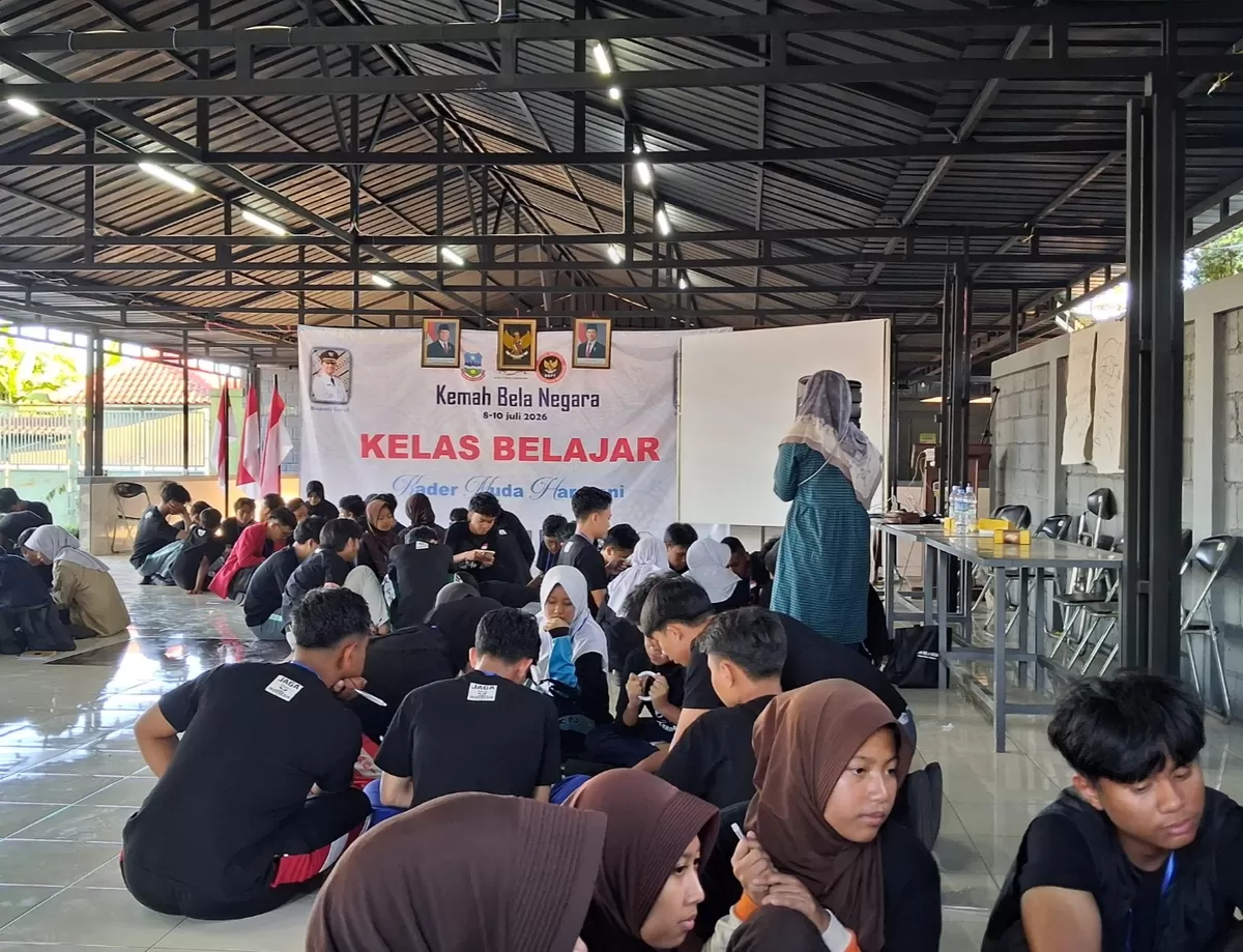 Suasana kelas belajar Kemah Bela Negara 2026 di Garut, ratusan peserta tampak aktif berdiskusi dalam kelompok untuk memperkuat pemahaman kebangsaan dan nilai harmoni