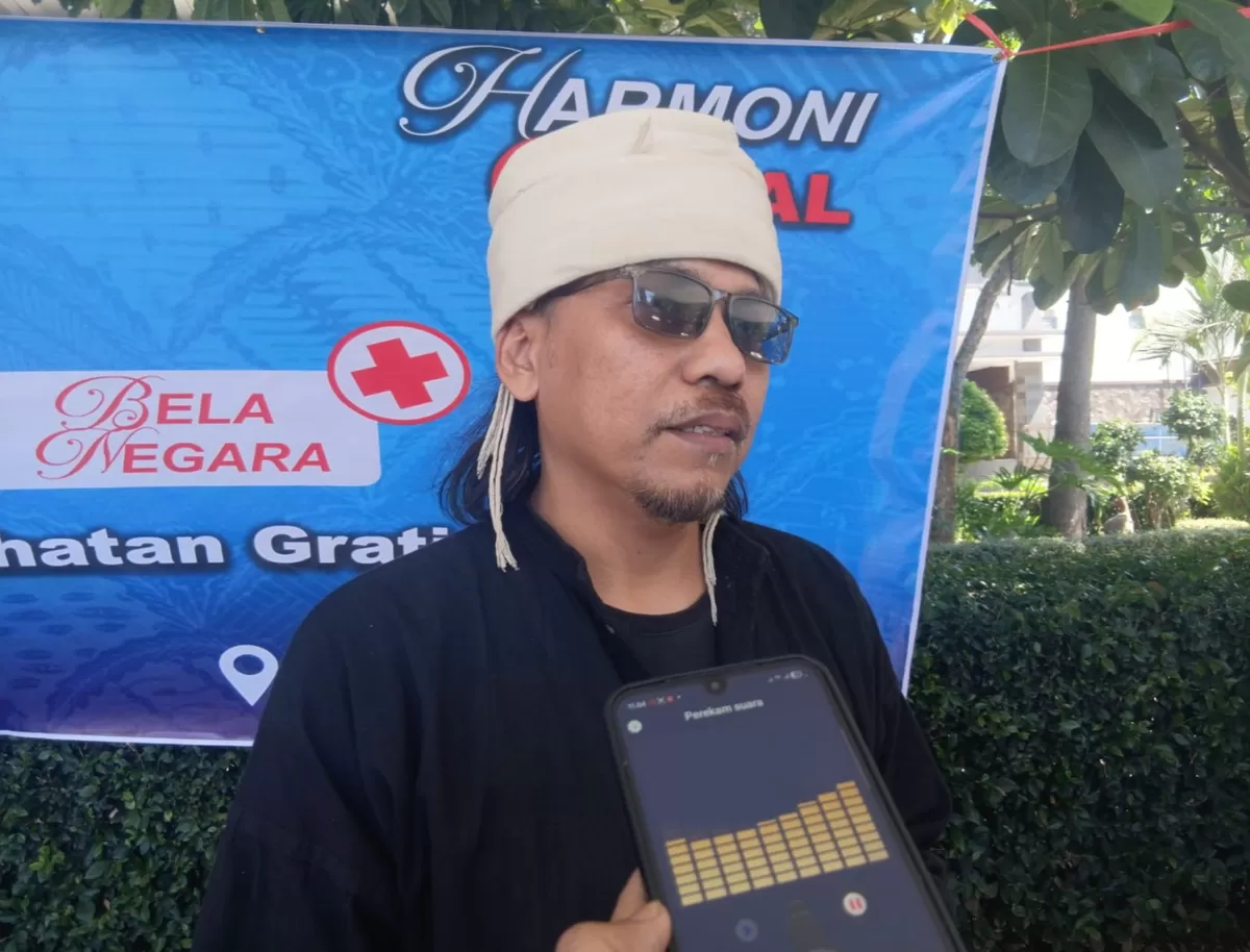 Ketua Pelaksana Kemah Bela Negara sekaligus budayawan Garut, Ki Maher, saat memberikan keterangan kepada awak media terkait pentingnya harmoni dalam membentuk karakter generasi muda