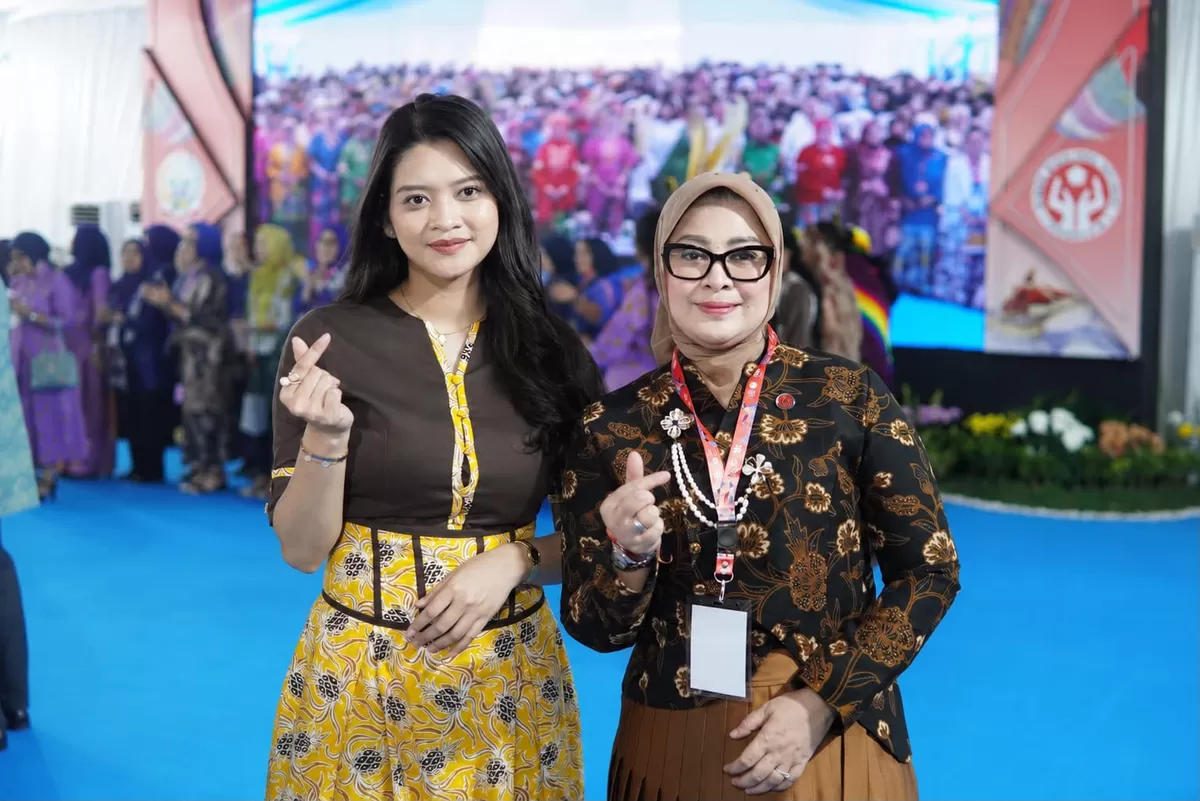 Ketua Dekranasda Kabupaten Subang, Ega Anjani Reynaldy (kiri), bersama jajaran saat menghadiri HUT ke-46 Dekranas, memanfaatkan momentum nasional untuk memperkenalkan produk kriya dan UMKM unggulan Subang agar semakin dikenal luas dan mampu bersaing di pasar nasional, di Makassar, Jumat 10 Juli 2026 (Dok. Istimewa)