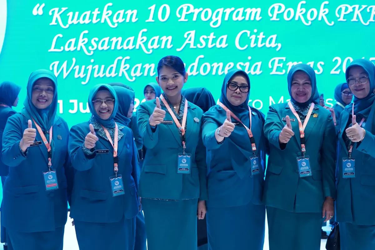 Ketua TP PKK Kabupaten Subang, Ega Anjani Reynaldy (ketiga dari kiri), bersama jajaran pengurus saat menghadiri Puncak HKG PKK ke-54 tingkat nasional, menegaskan komitmen memperkuat ketahanan keluarga sebagai fondasi pembangunan menuju Indonesia Emas 2045 (Dok. Istimewa)