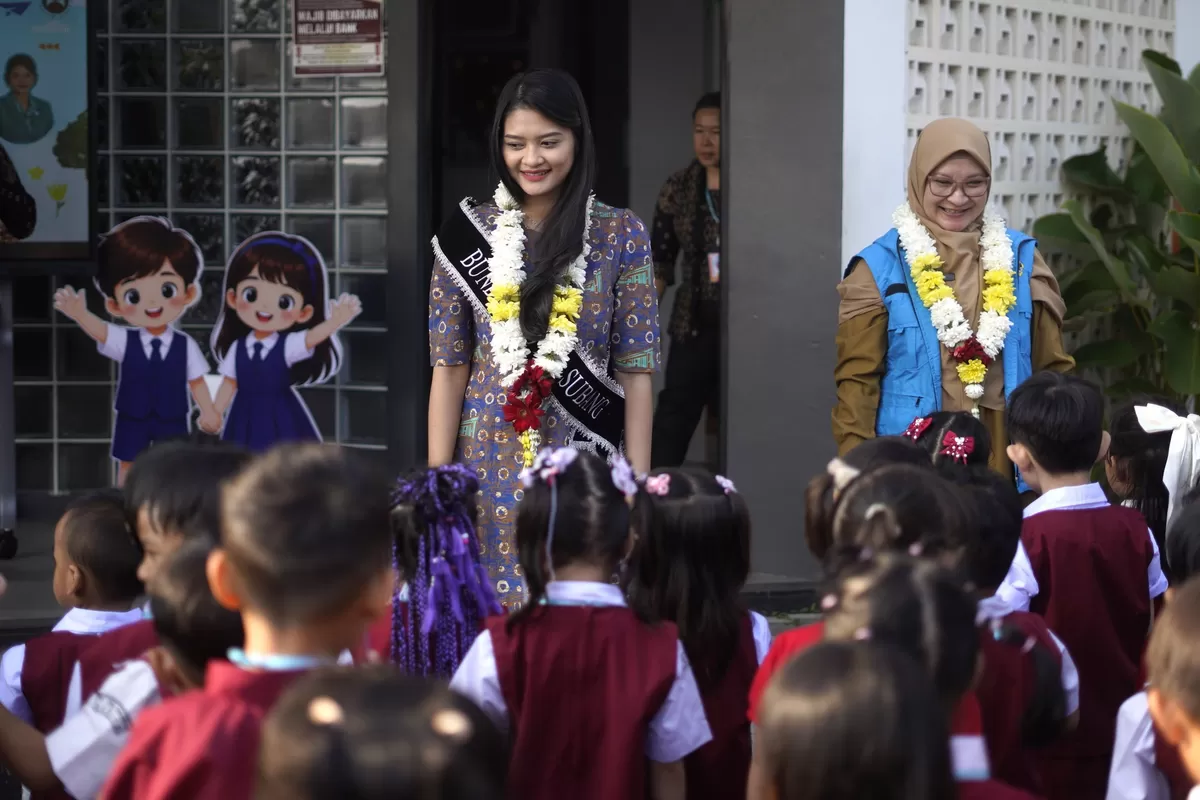 Bunda PAUD Kabupaten Subang, Ega Anjani Reynaldy, menyapa dan berinteraksi dengan peserta didik saat pembukaan Masa Pengenalan Lingkungan Sekolah di TK Yos Sudarso, Selasa, 14 Juli 2026 (Dok. Istimewa)