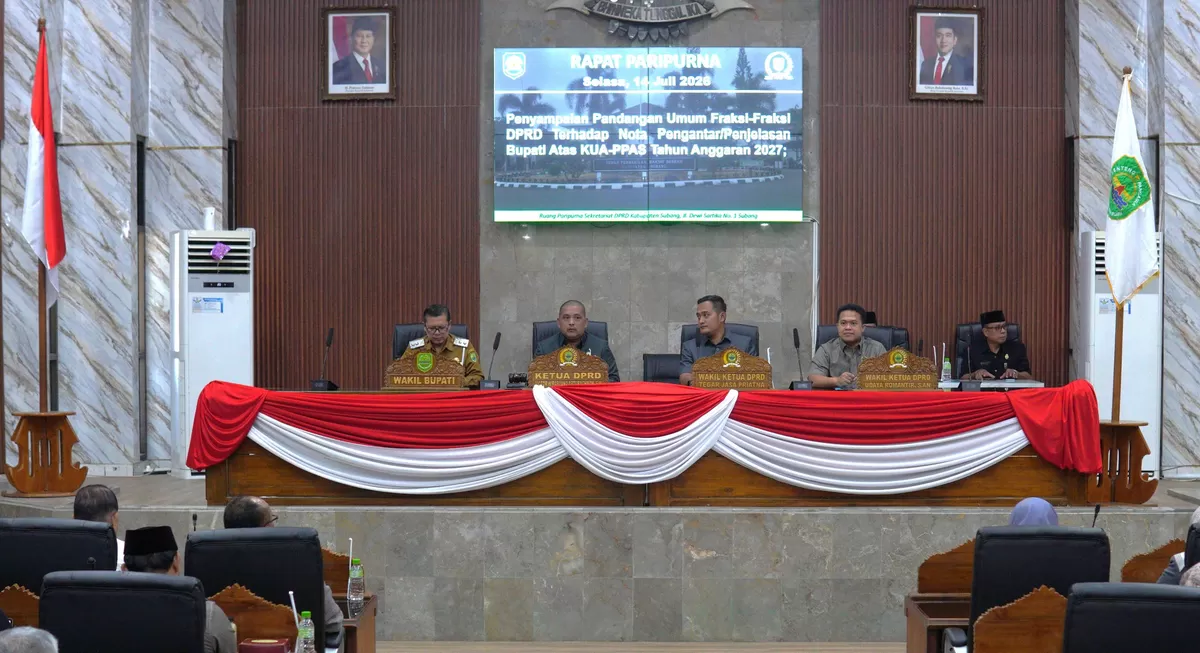 Ketua DPRD Victor Wirabuana Abdurrachman kedua dari kiri bersama Wakil Bupati Subang Agus Masykur Rosyadi pertama dari kiri saat rapat paripurna DPRD Kabupaten Subang Senin 14 Juli 2026 (Dok. Istimewa)