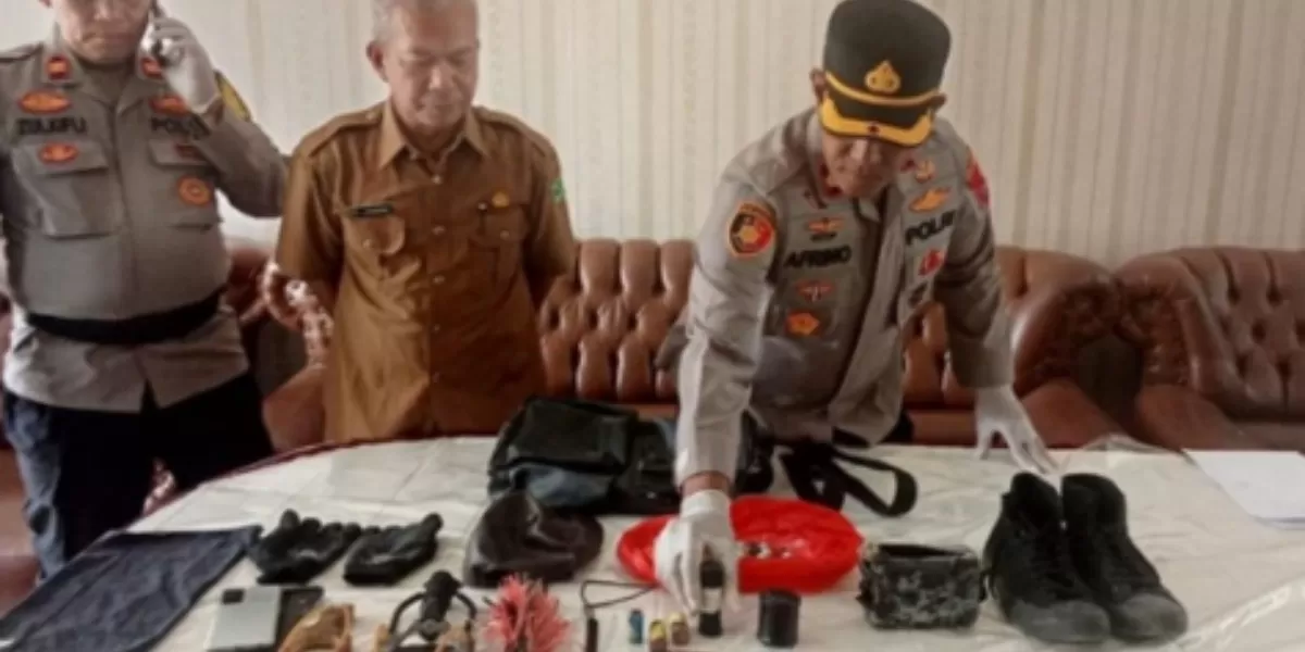 Menyoroti viralnya insiden ledakan yang diduga berasal dari bom rakitan milik siswa di MAN 3 Padang, Sumatera Barat, pada Selasa, 14 Juli 2026 (Instagram.com/@padang_tv)