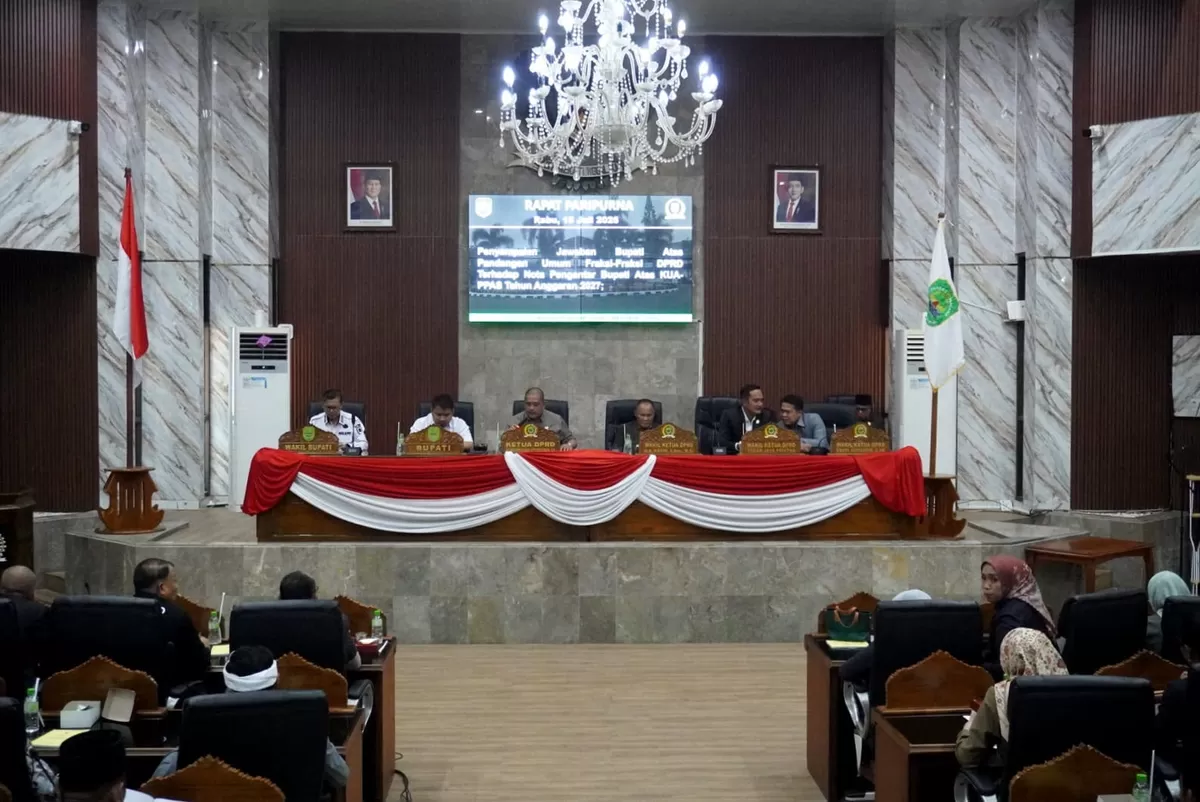 Ketua DPRD Subang Victor Wirabuana Abdurachman (ketiga dari kiri), Bupati Subang Reynaldy Putra Andita Budi Raemi (kedua dari kiri), dan Wakil Bupati Agus Masykur Rosyadi saat Rapat Paripurna DPRD dengan agenda pembahasan KUA PPAS 2027, Rabu 15 Juli 2026 (Dok. Istimewa)