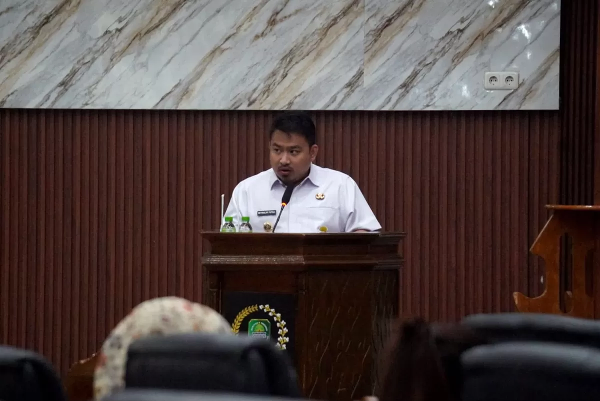 Bupati Subang Reynaldy Putra Andita Budi Raemi (Kang Rey) saat menyampaikan jawaban dalam Rapat Paripurna DPRD Subang, menegaskan regulasi galian tanah merah masih dalam penggodokan, Rabu 15 Juli 2026 (Dok. Istimewa)