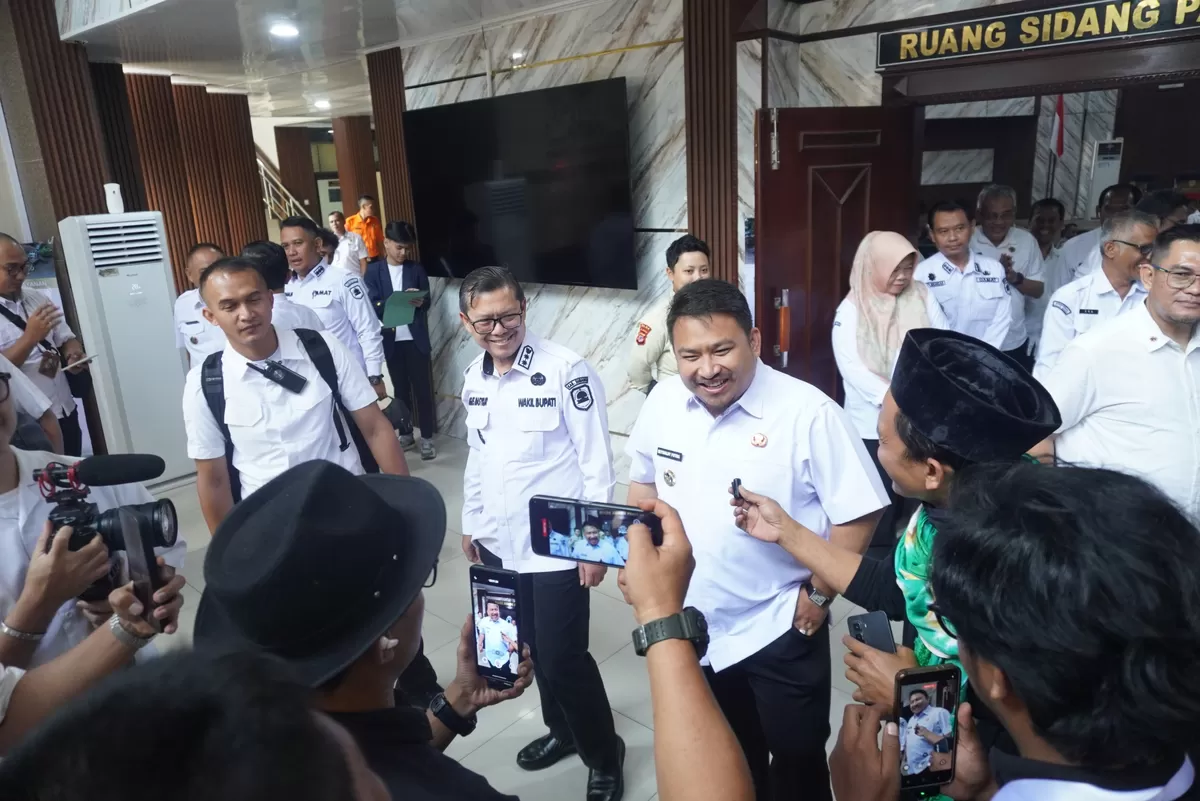 Bupati Subang Reynaldy Putra Andita Budi Raemi (Kang Rey) didampingi Wakil Bupati Subang Agus Masykur Rosyadi menyampaikan keterangan kepada awak media usai menghadiri Rapat Paripurna di Gedung DPRD Subang, Rabu 15 Juli 2026 (Dok. Istimewa)