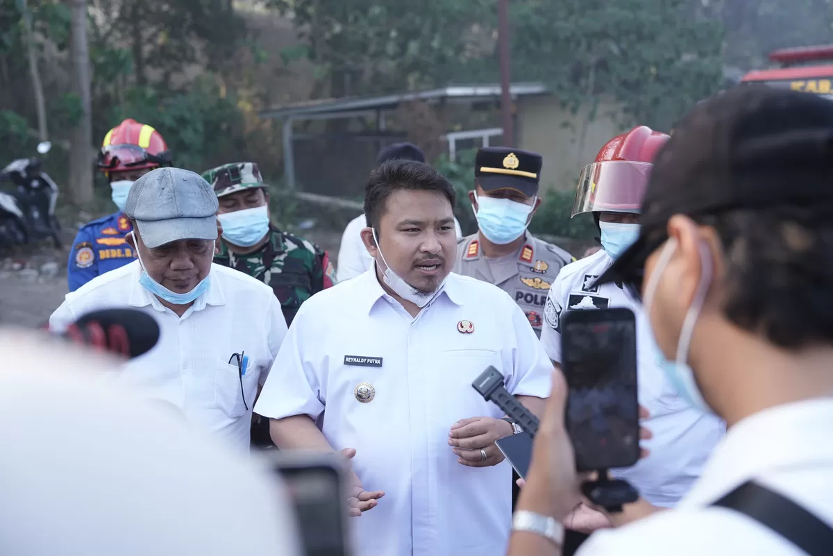 Bupati Subang Reynaldy Putra Andita Budi Raemi atau Kang Rey memberikan keterangan kepada awak media saat meninjau penanganan kebakaran di eks TPA Panembong, didampingi unsur TNI-Polri dan petugas terkait, Rabu 15 Juli 2026 (Dok. Istimewa)