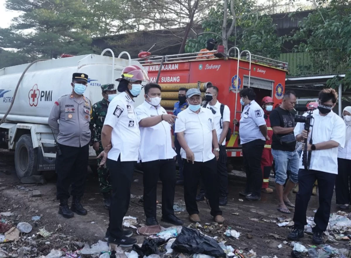 Bupati Subang Reynaldy Putra Andita Budi Raemi atau Kang Rey (tengah) meninjau langsung lokasi kebakaran di eks TPA Panembong, didampingi unsur TNI-Polri, petugas, dan instansi terkait saat proses penanganan berlangsung, Rabu 15 Juli 2026 (Dok. Istimewa)