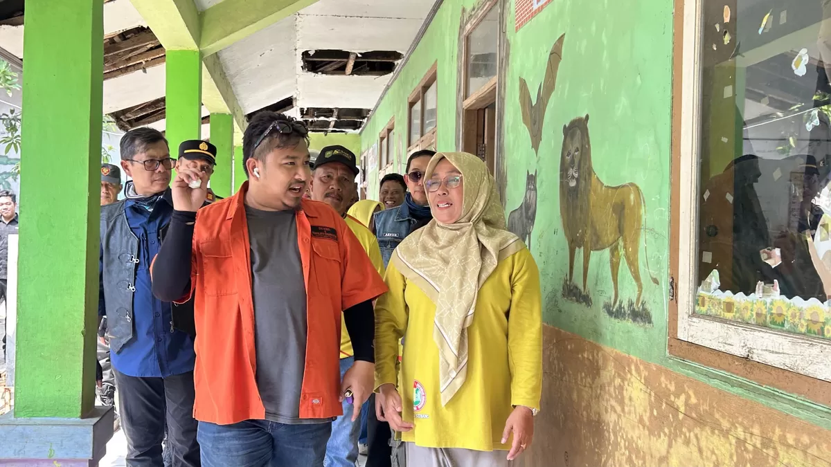 Bupati Subang Reynaldy Putra Andita Budi Raemi (Kang Rey) meninjau kondisi ruang kelas rusak saat kegiatan Saba Desa di Kecamatan Binong dan memastikan perbaikan dikawal ketat demi kenyamanan serta keselamatan siswa, Jumat 17 Juli 2026 (Dok. Istimewa)