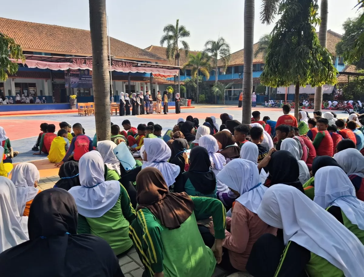 Ratusan siswa mengikuti kegiatan MPLS di SMPN 6 Subang sebagai bagian pengenalan sekolah dan pembentukan karakter peduli lingkungan, Kamis 16 Juli 2026