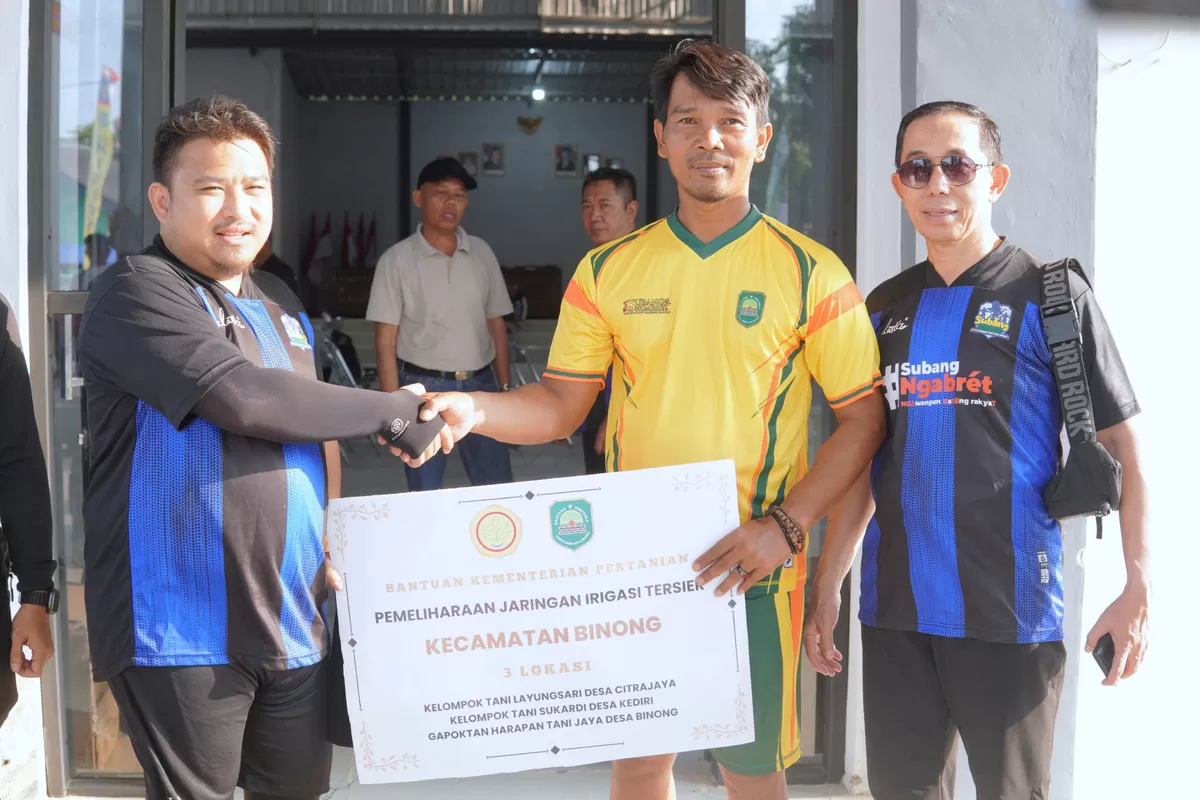 Bupati Subang Reynaldy Putra Andita Budi Raemi (Kang Rey) menyerahkan bantuan pemeliharaan jaringan irigasi tersier kepada kelompok tani di Kecamatan Binong sebagai upaya mendukung pertanian. Jumat, 17 Juli 2026 (Dok. Istimewa)