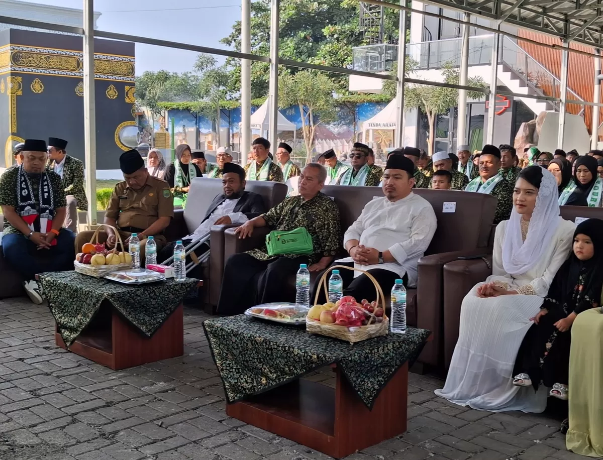 Direktur Pusat Ash Shiddiq Tour, Raden Dicky Hidayat (kiri), bersama Bupati Subang Reynaldy Putra Andita Budi Raemi (kedua dari kanan) serta tokoh agama dan tokoh masyarakat saat pelepasan jemaah umroh di Subang, Senin 20 Juli 2026