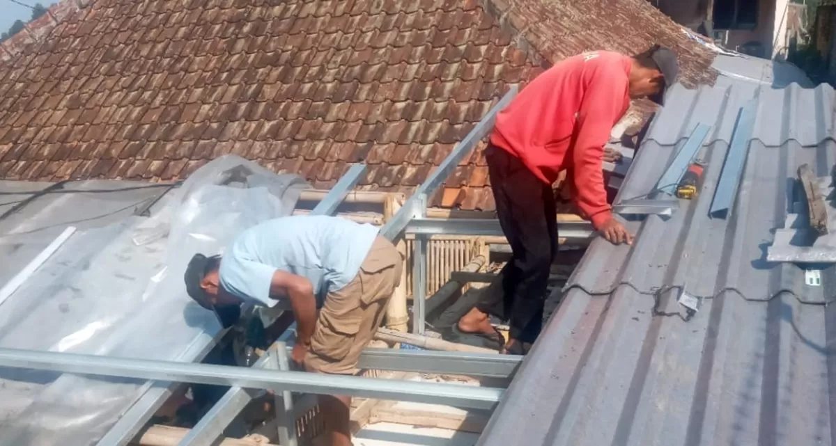 Penggantian asbes dan seng serta pasang plafon rumah editor Primetime News dalam program Ganti Atap Rumah Wartawan Promedia Group (Dok. Promedia)