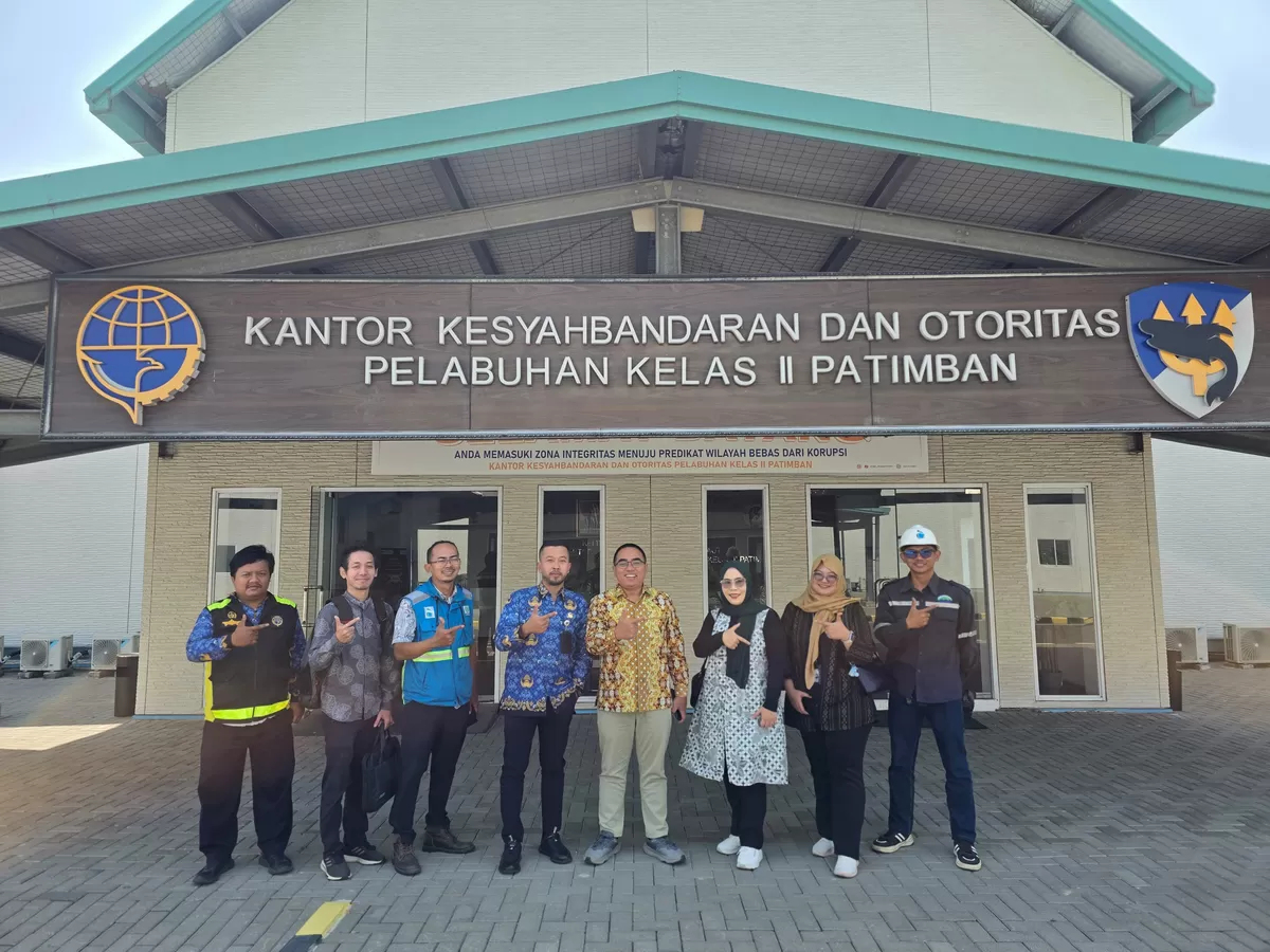 Direktur Utama Perumda TRS, Lukman Nurhakim (keempat dari kanan), bersama jajaran saat kunjungan ke Kantor KSOP Kelas II Patimban dalam rangka mendukung operasional Terminal Petikemas Patimban dan kesiapan pasokan air bersih (Dok. Istimewa)