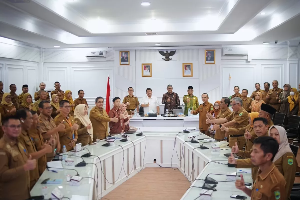 Bupati Subang Reynaldy Putra Andita Budi Raemi atau Kang Rey (baju putih, tengah) bersama jajaran ASN usai membuka Sosialisasi Manajemen Talenta ASN di lingkungan Pemda Subang, Senin 20 Juli 2026 (Dok. Istimewa)