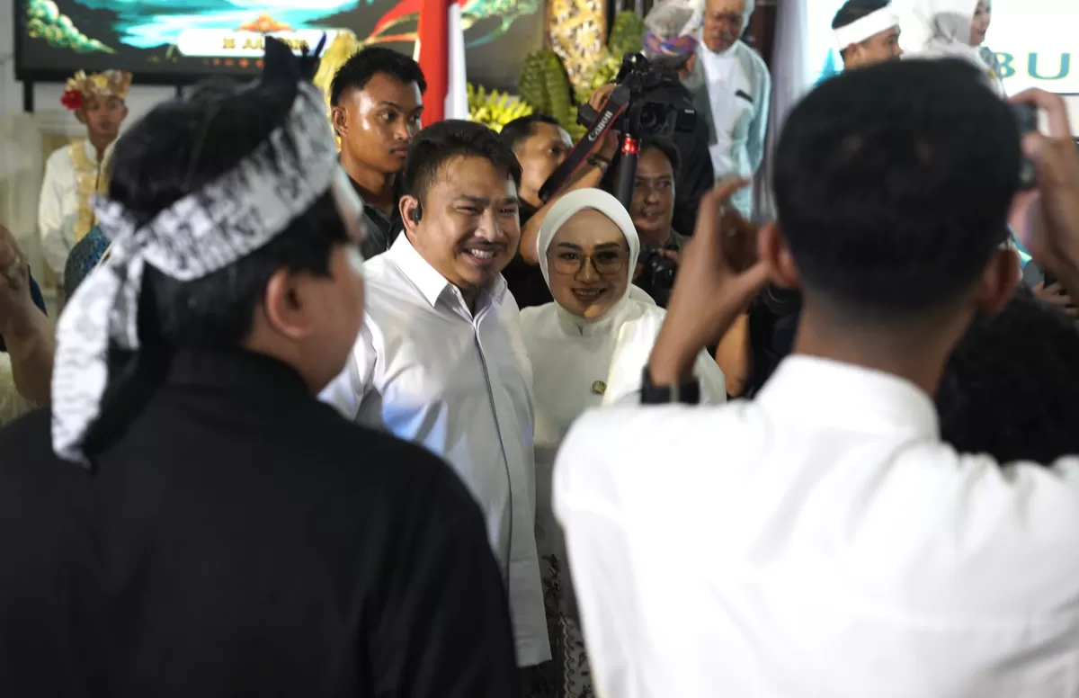Bupati Subang Reynaldy Putra Andita Budi Raemi (Kang Rey) menyapa warga dan tamu undangan dengan hangat di sela agenda peringatan Hari Jadi Purwakarta, yang menjadi simbol eratnya sinergi antar daerah di Jawa Barat, Senin 20 Juli 2026 (Dok. Istimewa)