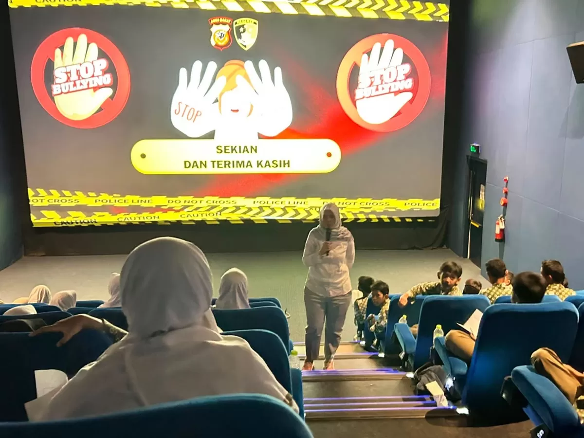 Kanit PPA Satreskrim Polres Subang, AIPTU Nenden Nurpatimah, saat memberikan edukasi bahaya bullying kepada siswa SD Miftahul Ulum dalam kegiatan sosialisasi di Sams Studio, Subang, Rabu, 22 Juli 2026 (Dok. Istimewa)