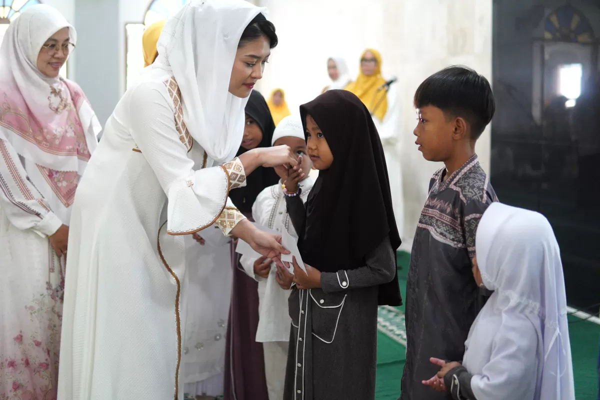 Ketua TP PKK Kabupaten Subang, Ega Anjani Reynaldy, menyerahkan santunan kepada anak yatim dalam Gebyar Muharram 1448 H di Masjid Agung Al-Musabaqoh sebagai simbol kepedulian sosial, Selasa 21 Juli 2026 (Dok. Istimewa)