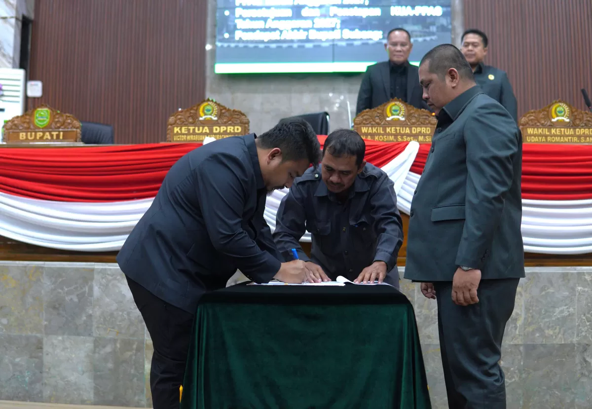 Ketua DPRD Subang Victor Wirabuana Abdurrachman (berdiri) menyaksikan Bupati Subang Reynaldy Putra Andita Budi Raemi saat penandatanganan dokumen KUA-PPAS Tahun Anggaran 2027 dalam Rapat Paripurna DPRD Kabupaten Subang, Kamis 23 Juli 2026 (Dok. Istimewa)
