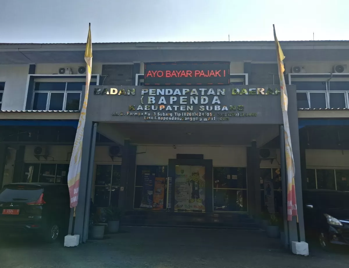 Kantor Badan Pendapatan Daerah (Bapenda) Kabupaten Subang. Instansi ini berperan dalam pengelolaan dan pengawasan pendapatan daerah, termasuk pajak restoran, rumah makan, dan hotel