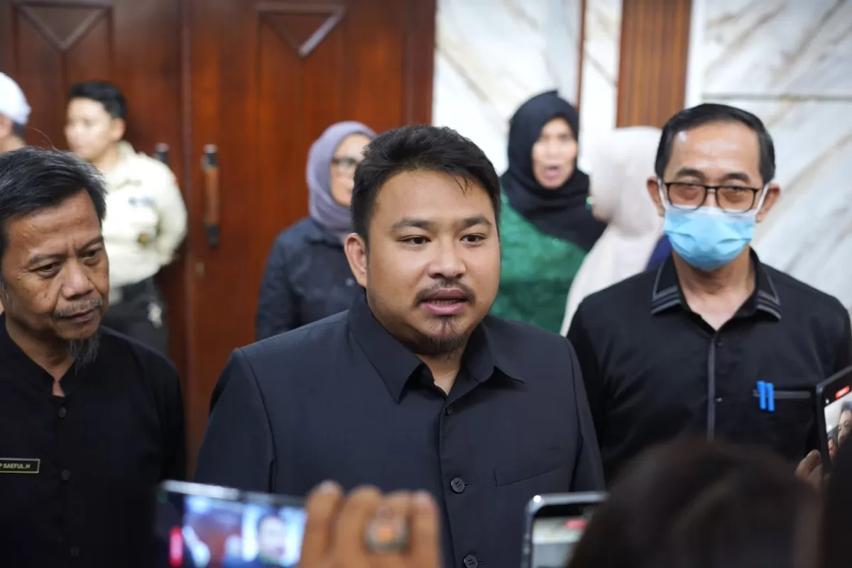Bupati Subang Reynaldy Putra Andita Budi Raemi (Kang Rey) memberikan keterangan kepada awak media terkait kelangkaan gas elpiji di wilayahnya usai menghadiri Rapat Paripurna DPRD Kabupaten Subang, Kamis 23 Juli 2026 (Dok. Istimewa)