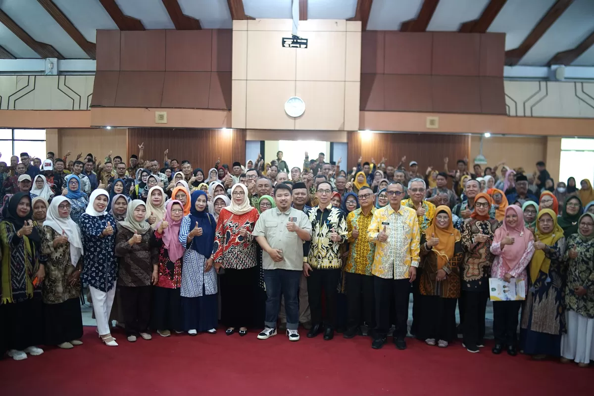 Bupati Subang, Reynaldy Putra Andita Budi Raemi (Kang Rey), bersama para ASN penerima SK pensiun usai penyerahan sebagai bentuk apresiasi atas dedikasi dan pengabdian. Jumat, 24 Juli 2026 (Dok. Istimewa)