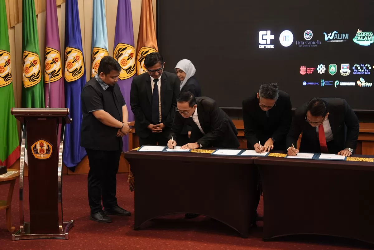Bupati Subang Reynaldy Putra Andita Budi Raemi (Kang Rey) menyaksikan Sekda Subang Asep Nuroni menandatangani PKS dengan Sekolah Vokasi Unpad di Jatinangor, Senin 27 Juli 2026 (Dok. Istimewa)